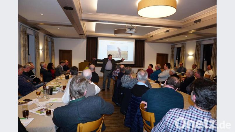 Dr. Hansgeorg Schönberger bei seinem engagierten Vortrag vor den Getreidebauern bei deren Frühjahrsversammlung in Oberleinsiedl. Bild: wec