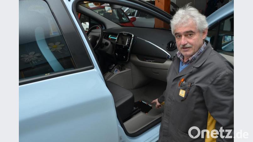 Kfz-Meister Wolfgang Pröls, der als Fachkundiger für Arbeiten an Hochvolt-eigensicheren Fahrzeugen zertifiziert ist, klärte die Einsatzkräfte der Stützpunktwehr Vohenstrauß auf, wie sie sich im Bedarfsfall bei Einsätzen mit E-Fahrzeugen zu verhalten haben. Bei Renault befindet sich der Trennschalter unter der Beifahrerfußmatte. Bild: dob