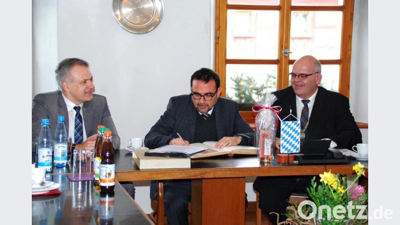 Staatssekretär Klaus Holitschek (Mitte) trug sich in das Goldene Buch der Marktgemeinde ein - rechts Bürgermeister Klaus Meyer, links Mitterteichs Bürgermeister und Landratskandidat Roland Grillmeier. Bild: enz