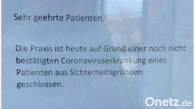 Diesen Aushang gab es am Donnerstag bei einer Praxis in Kümmersbruck. Bild: exb