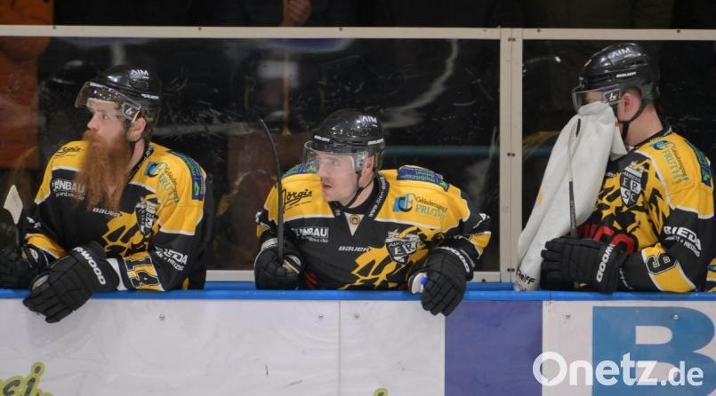 Bange Blicke bei den Spielern des ERSC Amberg. Nach der 1:3-Niederlage (Löwen-Tor durch Martin Brabec) am Freitagabend brauchen sie nun zwei Siege, um den Aufstieg in die Bayernliga zu schaffen. Bild: Reiner Fröhlich