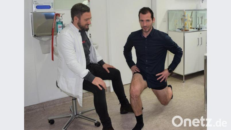 Marcel Waldowsky beim Core-Workout unter Anleitung von Dr. Markus-Johannes-Rueth. Bild: Krebs/exb
