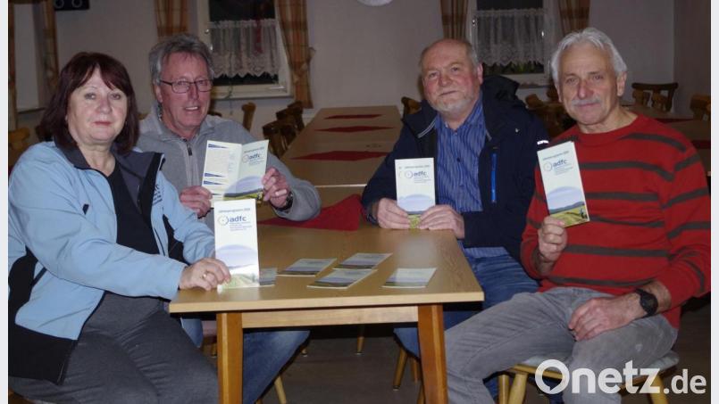 Die Fahrradsaison beginnt und die Tourenleiter des Allgemeinen Deutschen Fahrradclubs stehen motiviert in den Startlöchern. Von links: Helga Silberbauer, Klaus Gottfried, Günther Götz und Harald Silberbauer. Bild: abi