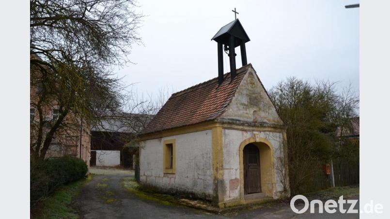 Dreckig und rissig ist das Gemäuer der 200 Jahre alten Kapelle in Wollau. Bild: Anne Wiesnet