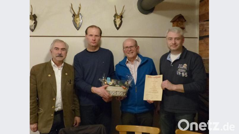 Nach 40 Jahren in der Vorstandschaft wird Schriftführer Alfred Gilch (Dritter von links) von Bürgermeister Karl-Heinz Preißer (von links), Jagdvorsteher Johannes Mutzbauer und Stellvertreter Hans Troidl verabschiedet. Bild: hme