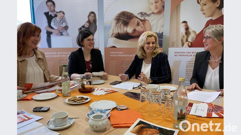 Zwei neue Gesichter bei Donum Vitae: Andrea Lang (Zweite von rechts) und Elisabeth Schieder (rechts) stellen die neue Vorsitzende des Fördervereins, Andrea Gollwitzer, und die Bevollmächtigte für Tirschenreuth, Sandra Kellermann, vor (von links). Bild: Eichl