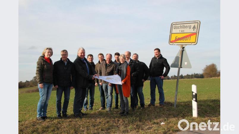 Neues Baugebiet Asamhöhe in Ensdorf mit Bürgermeister Markus Dollacker (Dritter von links) und den CSU-Gemeinderatskandidaten. Bild: lma