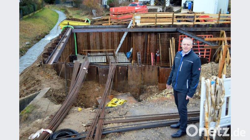 Regenüberlaufbecken in der Bachgasse. Die Baugrubensole beträgt 4,50 Meter und es umfasst 250 Kubikmeter. Es wird in der Erde verschwinden. Mit einer Fertigstellung ist Ende des Jahres zu rechnen. Bild: lep