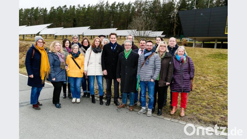 Die Stadtwerke Neunburg waren am Freitag das Ziel einer Delegation der Grünen, an der Spitze Landtags-Fraktionsvorsitzender Ludwig Hartmann (Neunter von rechts) und Landrats-Kandidat Rudi Sommer (Achter von rechts). Stadtwerke-Geschäftsführer Willi Meier (Sechster von rechts) erläuterte den Aufbau des Unternehmens. Bild: Hösamer