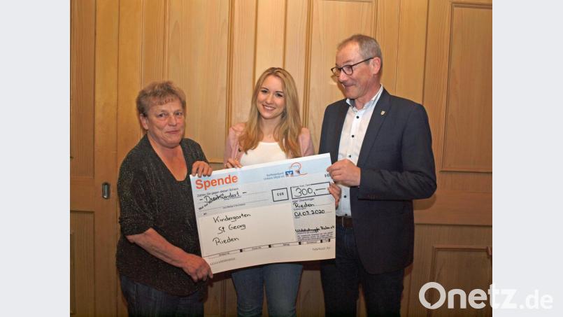 Beeindruckt zeigte sich Bürgermeister Erwin Geitner als Vorsitzende Eva-Maria Kölbl im Auftrag der Vilstalschnupfer 300 Euro an die die Leiterin der Kindertagesstätte Katharina Simon (Mitte) übergab. Bild: sön