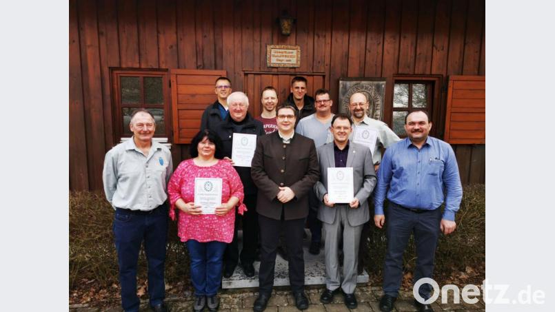 Der Vorstand um Vorsitzenden Josef Frischmann (links) und zweiter Bürgermeister Georg Zierer (rechts) danken langjährigen Mitgliedern, auch Pfarrer Erwin Bauer für die Treue. Bild: gz
