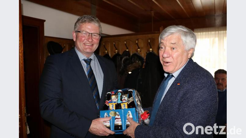 CSU-Ortvorsitzender Peter Mauritz überreicht MdB Alois Karl als Dankeschön einige Produkte aus der Gemeinde Edelsfeld. Bild: gru