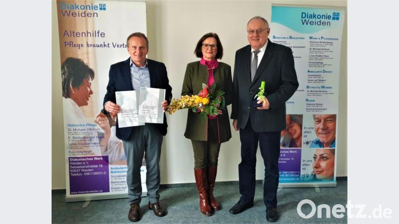 Lothar Höher (rechts) und Elvira Freifrau von Lindenfels bekommen die Ehrung. Bild: exb/Michaela Barth