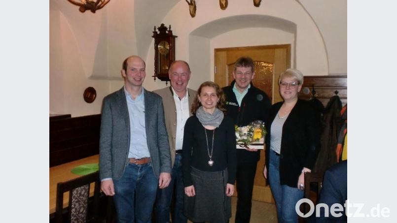 Ortsbäuerin Martina Scharf (Mitte) und Obmann Michael Ströhl (links) dankten Peter Beer (Zweiter von rechts) für seinen Vortrag. Dazu kamen auch Bürgermeister Roland Strehl(Zweiter von links) und Bürgermeisterkandidatin Lisa Hartinger. Bild: BBV Kümmersbruck