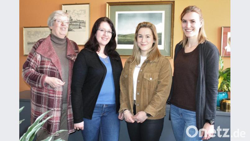 Studiendirektorin Christine Paschen (links) heißt die neuen Lehrkräfte am OGO willkommen. Bild: lg