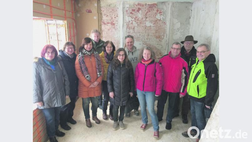 Wo einst ein Handwerker seine Werkstatt betrieb, entstehen jetzt sieben Wohneinheiten in der Altstadt. Die Bauherren Margaret und Thomas Vorhauser führten den Grünen-Ortsverband durch die Baustelle. Bild: exb