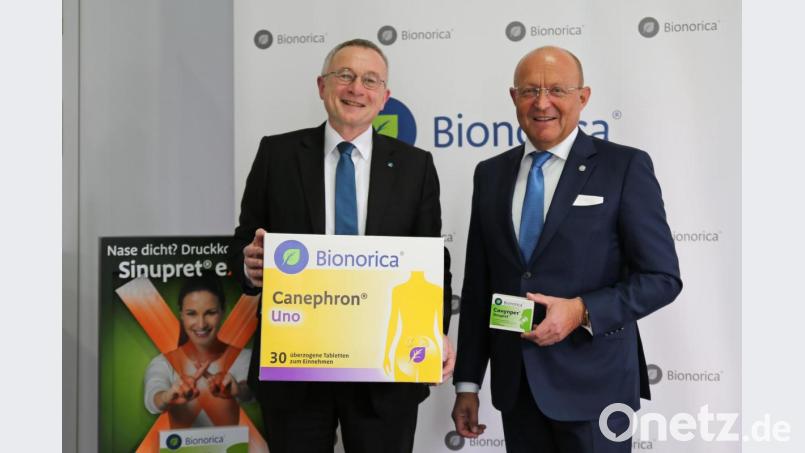 Michael A. Popp, Vorstand und Inhaber der Bionorica SE, und Uwe Baumann, Head of Global Business, zeigen eine Umsatzhoffnung der Bionorica SE. Bild: Bionorica SE - Kathrin Albrecht