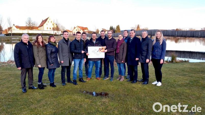 Spitzenkandidat Matthias Grundler (Mitte) stellt gemeinsam mit den Jugendräten Peter Stahl und Lukas Üblacker die Umfrage vor, die sich besonders an die junge Generation richtet. Auch die Kreisräte Günter Kopp (links) und Julia Thoma (zweite von links), sowie der Vorsitzende des Kreisjugendrings, Jürgen Preisinger (zweiter von rechts) unterstützen die Aktion. Bild: Matthias Grundler/exb