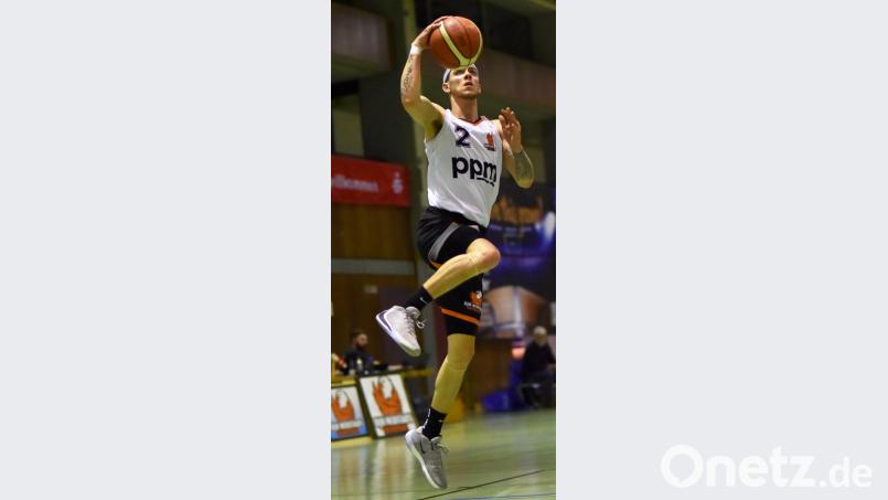 Vor allem Aaron Scott ist am Samstag gefragt, den schnellen Würzburger Aufbau Max Heckel zu stoppen. Bild: Alfred Schwarzmeier