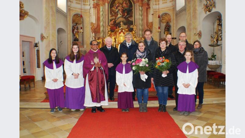 Verabschiedet wurde die bisherige Pfarrsekretärin Gertraud Dietl (vordere Reihe, Zweite von rechts), begrüßt wurde ihre Nachfolgerin Carina Keil (vordere Reihe, Dritte von rechts). Mit im Bild Pfarrer George Parankimalil und die Ministranten sowie in der zweiten Reihe (von links) Kirchenpfleger Lorenz Betzl aus Ottengrün, Pfarrgemeinderatssprecher Wolfgang Plonner, Robert Ernstberger (Pfarrgemeinderat), Kirchenpfleger Josef Altnöder (Wernersreuth), Pfarrgemeinderatsmitglieder Stefan Keil und Hubert Dietl sowie Kirchenpflegerin Birgit Frank. Bild: enz