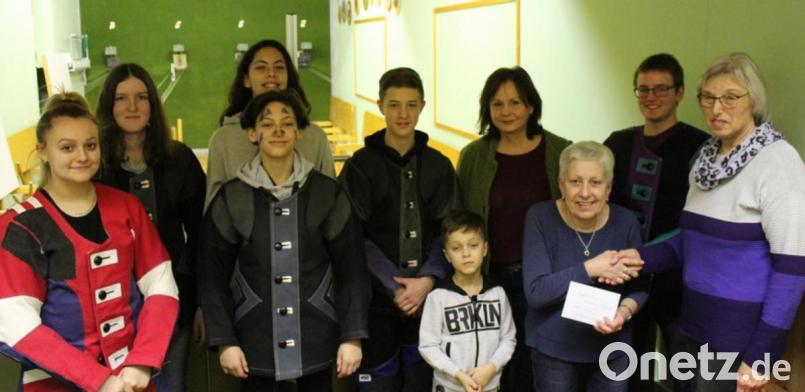 Karin Neugirg (rechts) und Andrea Horn (Vierte von rechts) erfreuten Schützenmeisterin Barbara Zimmerer und den Schützennachwuchs mit einer
500 Euro-Spende. Bild: ang