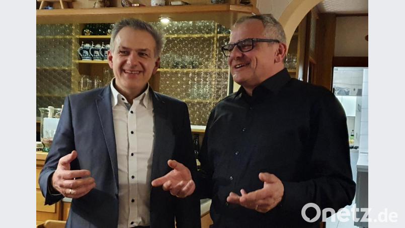 Landratskandidat Roland Grillmeier (links) und Bürgermeister Hubert Kraus blicken optimistisch in Richtung Wahl am 15. März. Bild: twg