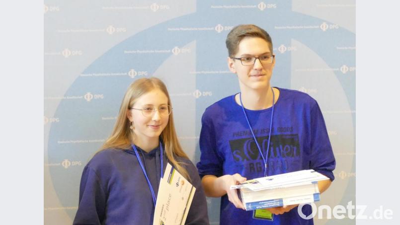 Das Vizemeister-Team der Deutschen Physikmeisterschaft besteht aus Emma Ingendorf und Sebastian Heiss vom Augustinus-Gymnasium in Weiden. Bild: exb/W. Zimmermann