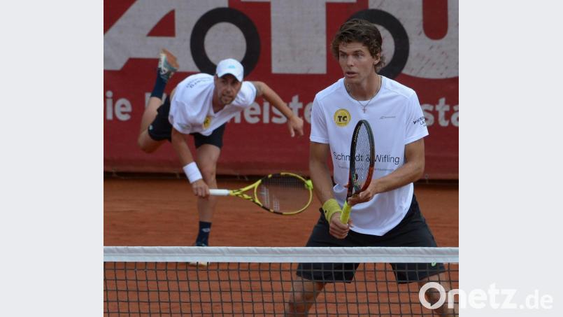 In der vergangenen Saison spielten Peter Heller (rechts) und Pascal Brunner (links) an den Positionen 1 und 2 für den TC Schanzl in der 2. Bundesliga Süd. Nach dem Rückzug in die Regionalliga werden die beiden nicht mehr für die Amberger aufschlagen. Bild: Reiner Fröhlich