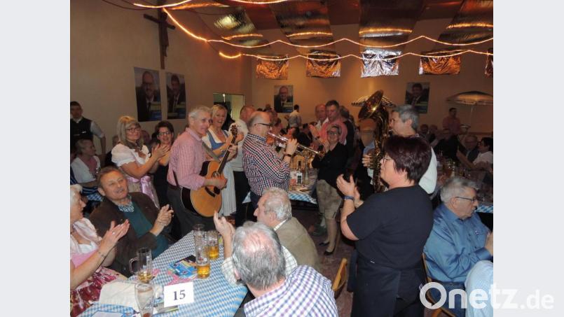 Die Band &quot;D´Juxer&quot; sorgt ordentlich für Stimmung. Bild: sne