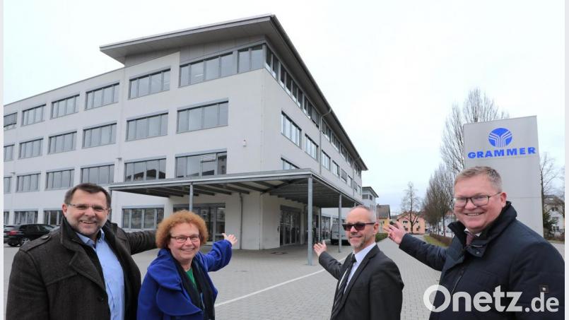 Dort, wo bisher die Grammer-Mitarbeiter gegessen haben und die Lkw-Sitze des Unternehmens im Showroom zu sehen waren, werden ab 1. Juli Kinder spielen. Im Bild (von links): Vom künftigen Träger Caritas-Geschäftsführer Günther Koller, Kindergartenleiterin Brigitte Netta, Jugendamtsleiter Thomas Boos und Oberbürgermeister Michael Cerny. Bild: Wolfgang Steinbacher