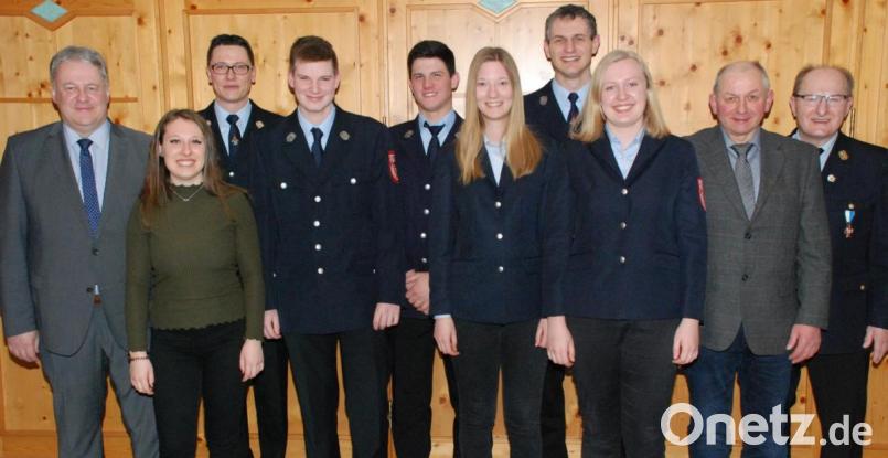 Beförderungstag in Freudenberg (von links) Landrat Richard Reisinger, Michaela Mutzbauer, Armin Daubenmerkl, Max Märkl, Andreas Bauer, Sofia Dotzler, Peter Meßmann, Anna Riß, Franz Weiß, Hubert Blödt. Bild: sche