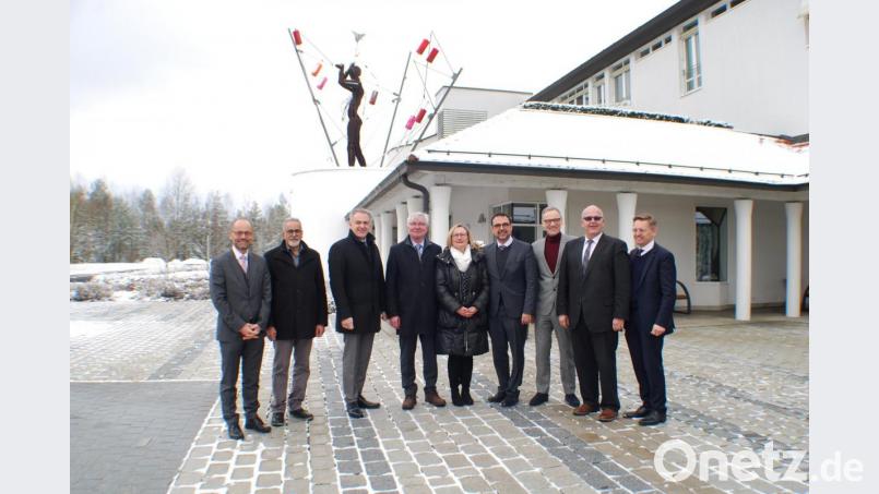 Im Anschluss an eine Besprechung im Rathaus wurde das Sibyllenbad besucht: (von rechts) MdL Tobias Reiß, Bürgermeister Klaus Meyer, Bürgermeister Bernd Sommer (Waldsassen), Staatssekretär Klaus Holitschek, Ursula Stingl (Leiterin Gäste-Information), Werkleiter Gerhard Geiger, Bürgermeister und Landratskandidat Roland Grillmeier (Mitterteich), Badearzt Dr. Omparkash Raj und Landrat-Stellvertreter Alfred Scheidler. Bild: enz