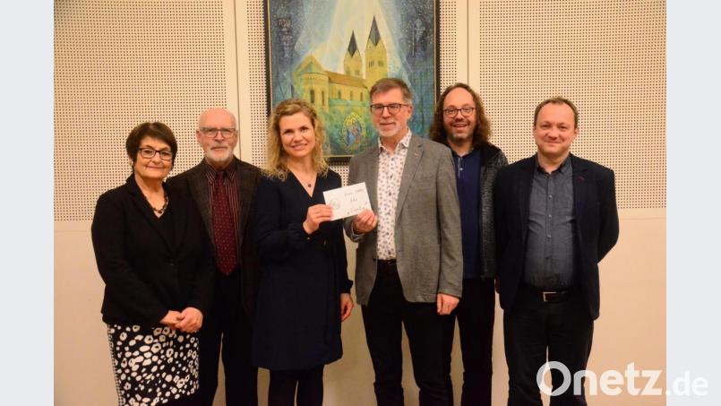 Der Förderkreis übergibt im Pfarrheim die Spende mit (von links) Maria Weiß, Ferdinand Maier, Raimunde Schulze, Dr. Thomas Kreuzer, Stefan Schultes und Piotr Pajak. Bild: Kunz