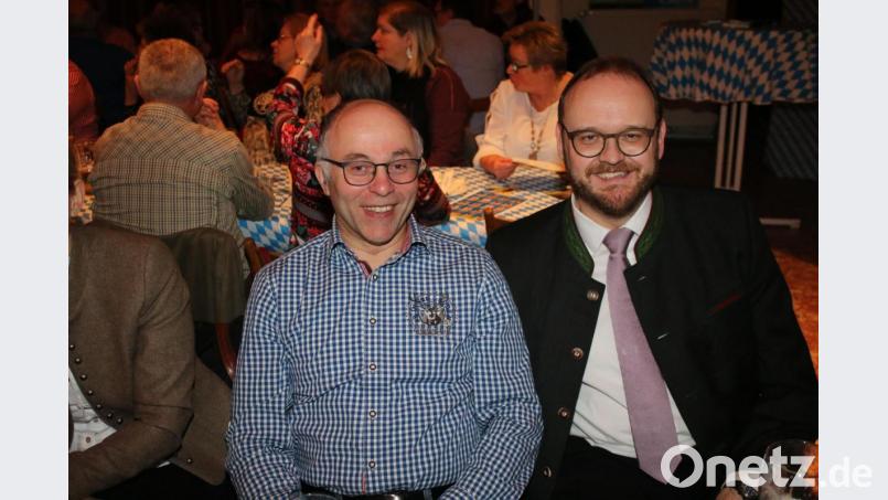 Politische Prominenz ist beim &quot;Bayerischen Abend&quot; vertreten: Auch Landrat Andreas Meier (rechts) und sein Stellvertreter Albert Nickl feiern in Grafenwöhr mit. Bild: sne