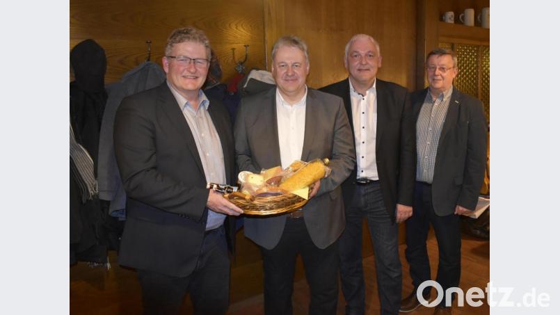 Von links Bürgermeisterkandidat Peter Mauritz aus Edelsfeld, Landrat Richard Reisinger, Bürgermeisterkandidat Klaus Hafner aus Königstein und Bürgermeister Hans Koch, Königstein. Bild: sck