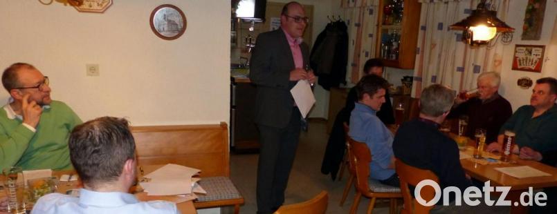 Zum Bürgergespräch der Unparteiischen Wählergruppe (UWG) begrüßt Bürgermeisterkandidat Johannes Schmid (stehend) auch FW-Kreisrat Karl Lorenz aus Eschenbach (links). Bild: br