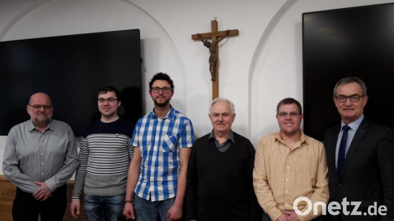 Wolfgang Heser, Christian Weismeier, Tobias Vogel, Hans Wöhrl und Thorsten Lottes (von links) sind die fünf Neuen, die die Siebener-Zunft in Kemnath am Leben halten. Bürgermeister Werner Nickl (rechts) nahm ihnen den Eid ab. Bild: mng