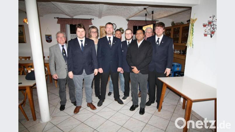 "In Treue fest" pflegen viele langjährige Mitglieder ihre Zugehörigkeit zur Krieger- und Soldatenkameradschaft Burkhardsreuth (Vierter von links: Vorsitzender Markus Reiß). Darüber freuen sich auch Soldatenbunds-Kreisvorsitzender Richard Hofmann, Bürgermeisterin Carmen Pepiuk und Pater Antony D'Cruz (Erster, Dritte und Siebenter von links). Bild: bjp