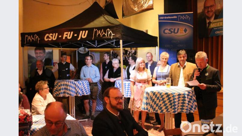 Ortsvorsitzender Gerald Morgenstern steht dem Gstanzlsänger &quot;Lucky&quot; in nichts nach und hält beim &quot;Bayerischen Abend&quot; seinen eigenen Reimgesang. Bild: sne