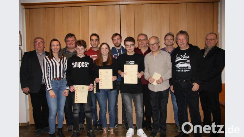 Bürgermeister Sepp Reindl in Unterstützung durch Lena Hartmann (von links.) sowie Dietmar Krisch (rechts) würdigte unter anderem auch die erfolgreichen Tischtennisspieler des TuS Schnaittenbach unter der Abteillungsleitung von Markus Grünwald (Vierter von rechts). Bild: ads