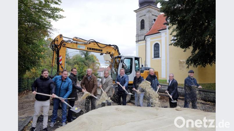 Spatenstich für den Kreisverkehr an der Sebastianstraße. Bis zum Jahresende soll hier alles fertig sein. Bild: Wolfgang Steinbacher