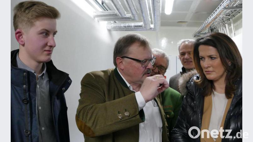 Josef Stier (links) und Alfred Stier (Mitte) erklären Ministerin Michaela Kaniber die Technik der neuen Anlage auf der Wendermühle. Bild: tr