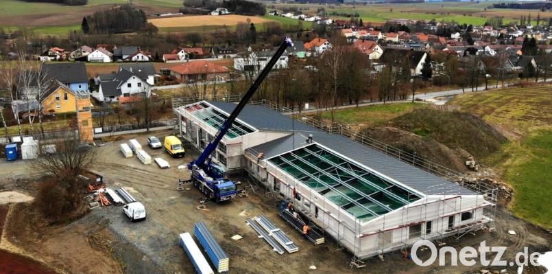 Das neue Feuerwehrhaus nimmt Gestalt an. Die Dacharbeiten sind abgeschlossen. Bild: mef