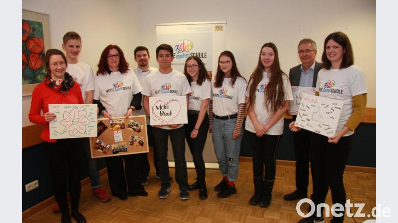 Mit selbstgebastelten Geschenken bedankten sich die Kursteilnehmer bei den Betreuern und Unterstützern. Im Bild, zusammen mit den Schülern, Maria Scherr (links), Christine Schießl (Dritte von links), Christian Gabler (Vierter von links), Jana Schreiner und Dr. Jürgen Stammberger (von rechts). Bild: wro
