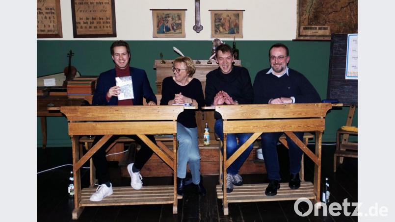 Das Podium bilden (von links) der Vorsitzende des Kulturbeirats Augsburg, Korbinian Grabmeier, Maria Müller (TRAFO-Moderatorin), Ralf Volkert (Verein Kultopf) und Gesprächsleiter Michael Hehl. Bild: müb