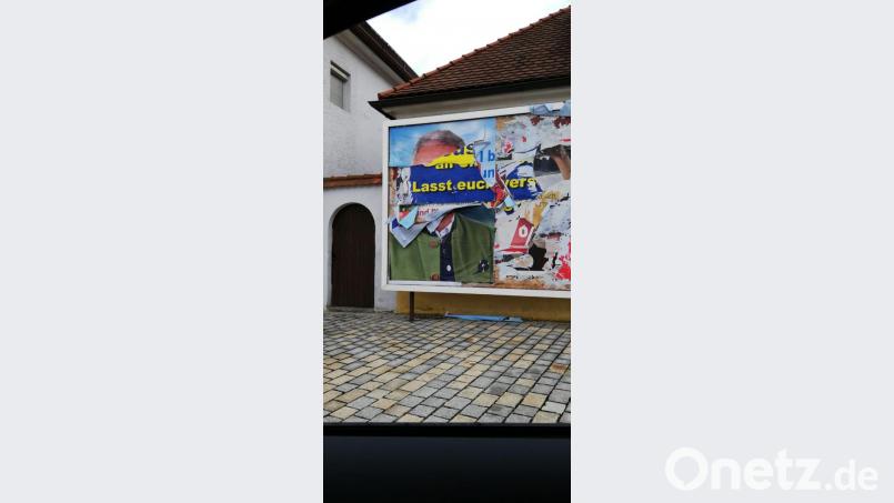 Vandalismus an Wahlplakaten in Wiesau. Bild: exb