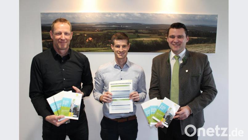 Christian Meyer, Dominik Hauser und Landrat Thomas Ebeling (von links) stellen den Taschenfahrplan 2020 vor. Bild: Prechtl/exb