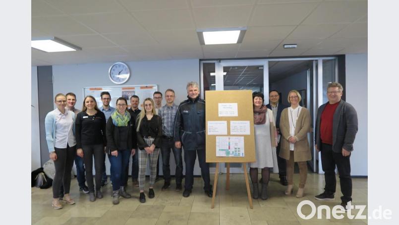 Realschuldirektor German Helgert, Rektorin Christine Wiesend, Konrektor Holger König und Konrektorin Iris Eckert (von rechts) begrüßten die Vertreter der acht regionalen Firmen, die sich beim Berufs-Informationsnachmittag den Schülerinnen und Schülern präsentierten. Bild: jzk