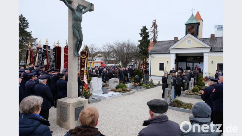 Feuerwehren aus dem KBM-Bereich und darüber hinaus bestimmten das Bild bei der Urnenbeisetzung von Rudi Mehrl.. Bild: mab