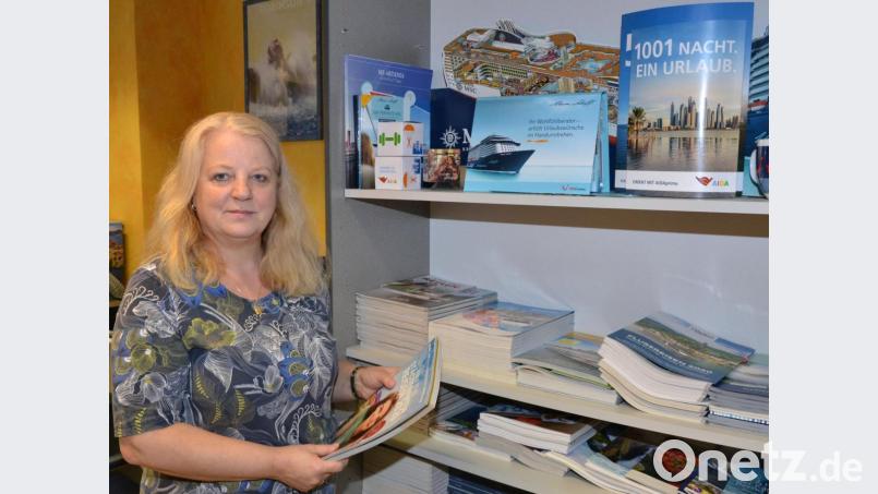 Claudia Rehmann-Lang von Schmetterling-Reisen in Tirschenreuth hat bisher keine &quot;Storno-Welle&quot; wegen des Coronavirus erlebt. Hier steht sie vor dem Regal mit den Kreuzfahrt-Reisekatalogen. Schiff-Reisen sind zwar nicht in Tirschenreuth, aber in einem anderen Reisebüro in Marktredwitz storniert worden. Bild: sfo